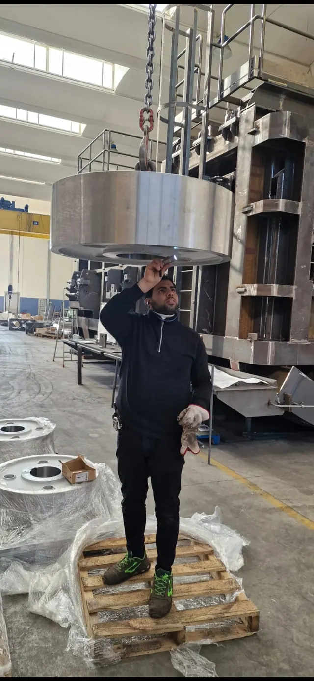 Mahmoud Emara guida una flangia sospesa al carroponte