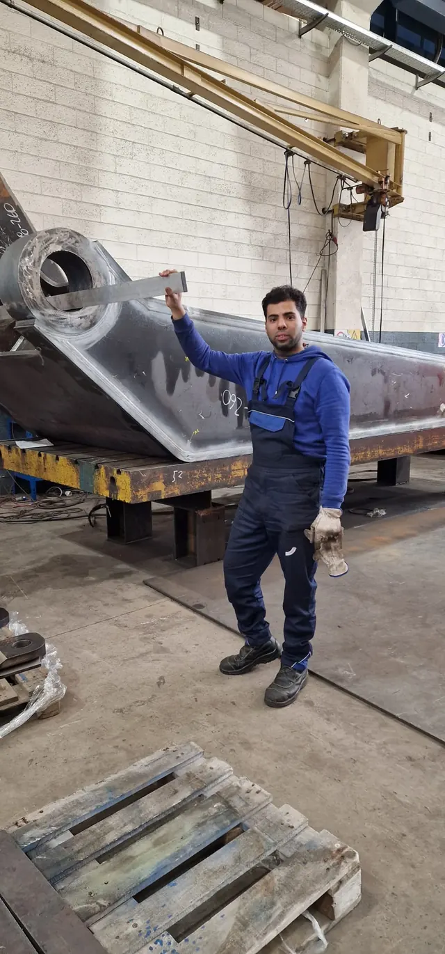 Mahmoud Emara misura una grande struttura saldata in officina